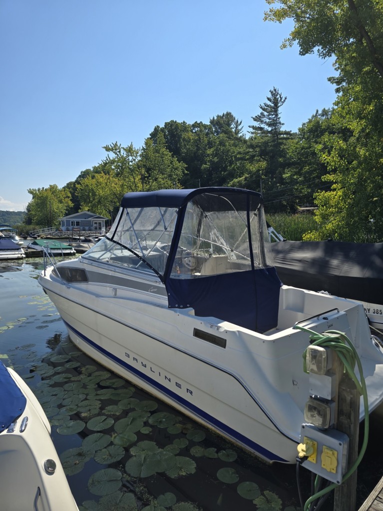 1994 BAYLINER CIERA 26 CUDDY W/ 5.0 MERCRUISER I/O W/ TANDEM AXLE TRAILER