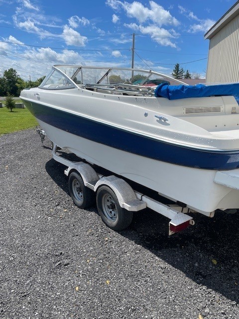 2004 BAYLINER 219 BR W/ MERCRUISER 5.0 I/O W/ DOUBLE AXLE BUNK TRAILER