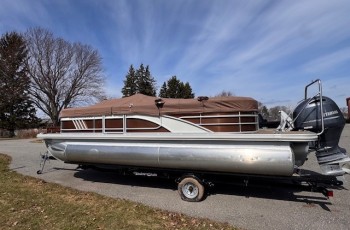 2022 BENNINGTON 22 LSR PONTOON W/ 150 HP YAMAHA O/B W/ DOUBLE AXLE BUNK TRAILER