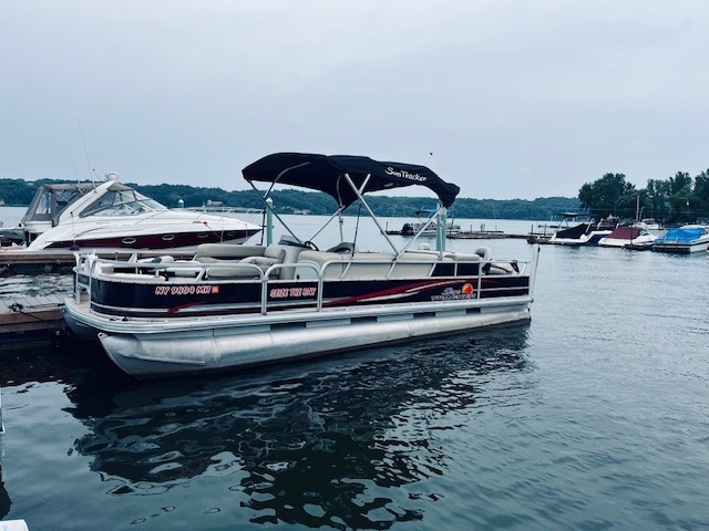 2012 SUNTRAKCER 24 DLX PONTOON BOAT W/MERCURY 115 O/B W/ TRAILMASTER  TANDEM AXLE TRAILER