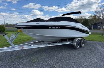 2017 RINKER 21 QX B/R W/ 4.5 L MERCRUISER I/0 W/ TANDEM AXLE YACHT CLUB TRAILER