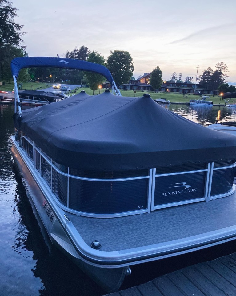 2022 BENNINGTON 22 SSRSD PONTOON BOAT W/ YAMAHA 70 HP O/B W/ YACHT CLUB DOUBLE AXLE