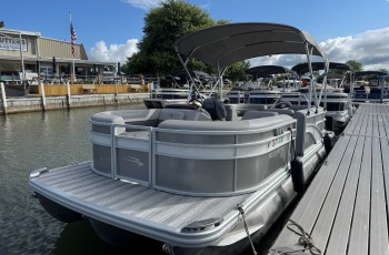 2025 BENNINGTON SXSRC W/ 150HP MERCURY O/B - 2 COLORS AVAILABLE