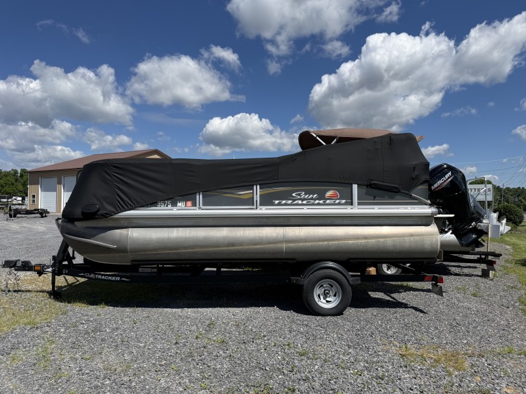 2024 SUNTRAKER 22 FT W/ 90 HP MERCURY O/B W/ SINGLE AXLE BUNK TRAILER