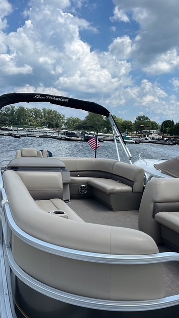 2024 SUNTRAKER 22 FT W/ 90 HP MERCURY O/B W/ SINGLE AXLE BUNK TRAILER