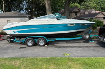 1995 SEA RAY 240 WEEKENDER W/ 7.4 L MERCRUISER I/0 W/ EAGLE TANDEM AXLE TRAILER
