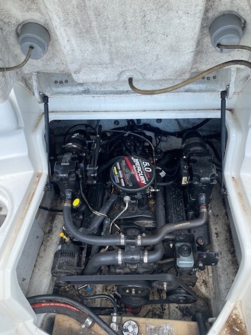 2004 BAYLINER 219 BR W/ MERCRUISER 5.0 I/O W/ DOUBLE AXLE BUNK TRAILER