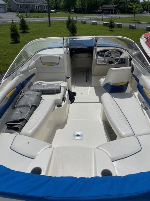 2004 BAYLINER 219 BR W/ MERCRUISER 5.0 I/O W/ DOUBLE AXLE BUNK TRAILER