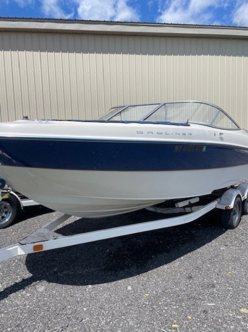 2004 BAYLINER 219 BR W/ MERCRUISER 5.0 I/O W/ DOUBLE AXLE BUNK TRAILER