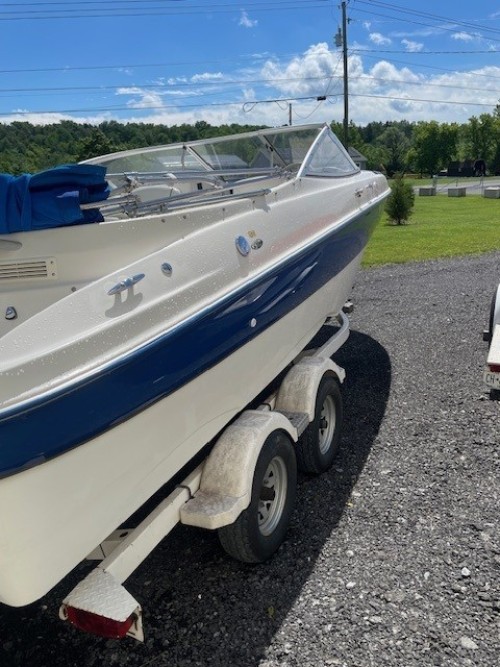 2004 BAYLINER 219 BR W/ MERCRUISER 5.0 I/O W/ DOUBLE AXLE BUNK TRAILER