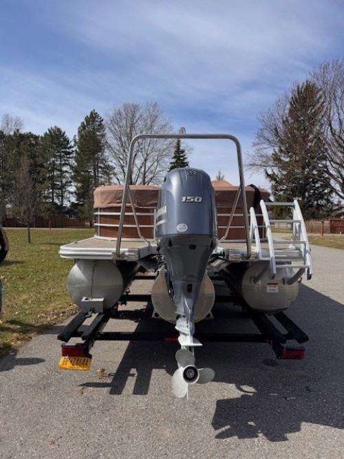 2022 BENNINGTON 22 LSR PONTOON W/ 150 HP YAMAHA O/B W/ DOUBLE AXLE BUNK TRAILER