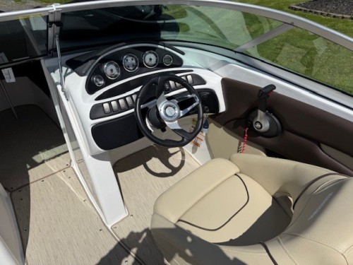 2017 RINKER 21 QX B/R W/ 4.5 L MERCRUISER I/0 W/ TANDEM AXLE YACHT CLUB TRAILER