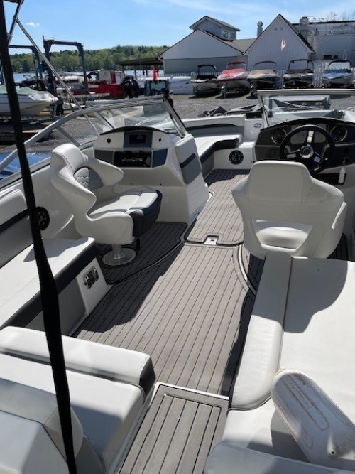 2023 HURRICANE 217 BRW/ 200 HP MERCURY O/B
