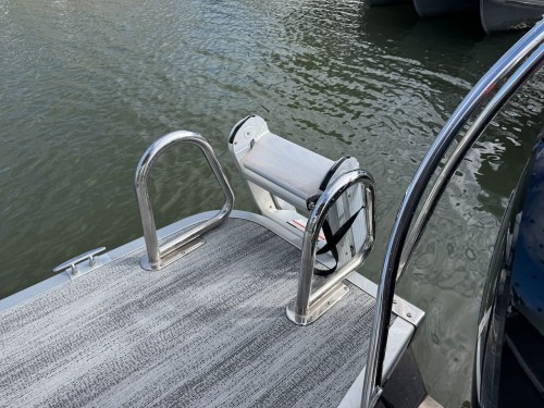 2025 BENNINGTON SXSRC W/ 150HP MERCURY O/B - 2 COLORS AVAILABLE