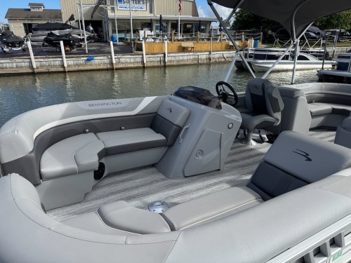 2025 BENNINGTON SXSRC W/ 150HP MERCURY O/B - 2 COLORS AVAILABLE