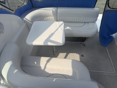 2001 CRUISER YACHTS 2870 EXPRESS W/ SINGLE MERC 350 V8 I/O