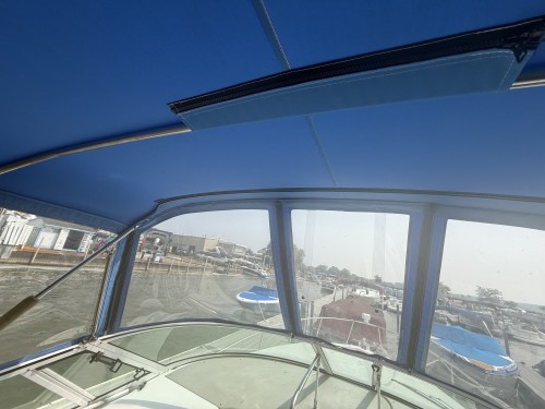 2001 CRUISER YACHTS 2870 EXPRESS W/ SINGLE MERC 350 V8 I/O