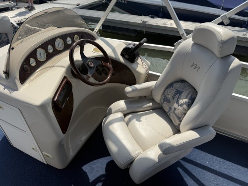 2005 MANITOU 22 LEGACY W/ 90HP EVINRUDE 2-STROKE O/B