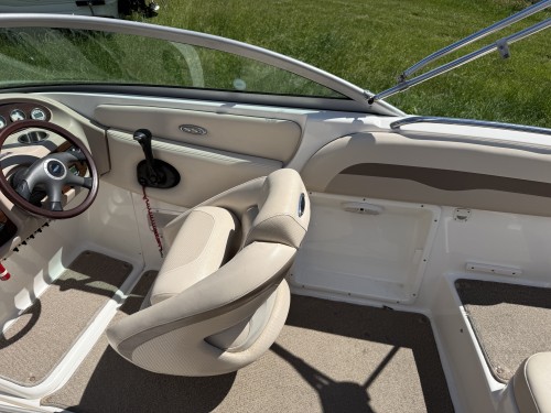 2006 CHAPARRAL 220 SSI OPEN BOW W/ MERCURY 5.0 I/O W/ VENTURE TANDEM AXLE TRAILER