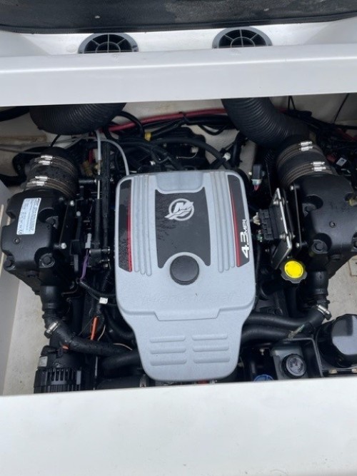 2015 SEA RAY 210 SLX W/ 5.0 I/O W/ DOUBLE AXLE TRAILER