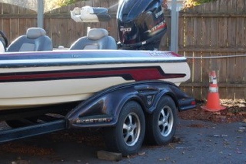 2010 SKEETER FX 20 W/ YAMAHA F 250 SHO W/ EZ LOAD BUNK TRAILER