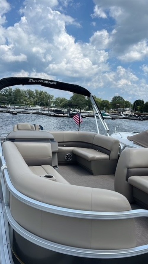 2024 SUNTRAKER 22 FT W/ 90 HP MERCURY O/B W/ SINGLE AXLE BUNK TRAILER