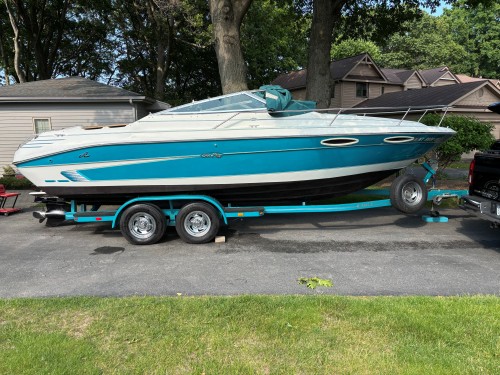1995 SEA RAY 240 WEEKENDER W/ 7.4 L MERCRUISER I/0 W/ EAGLE TANDEM AXLE TRAILER