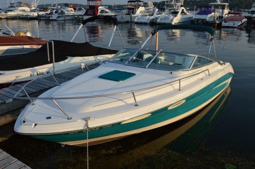1995 SEA RAY 240 WEEKENDER W/ 7.4 L MERCRUISER I/0 W/ EAGLE TANDEM AXLE TRAILER