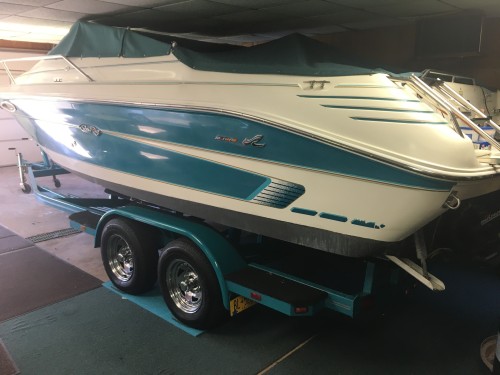 1995 SEA RAY 240 WEEKENDER W/ 7.4 L MERCRUISER I/0 W/ EAGLE TANDEM AXLE TRAILER
