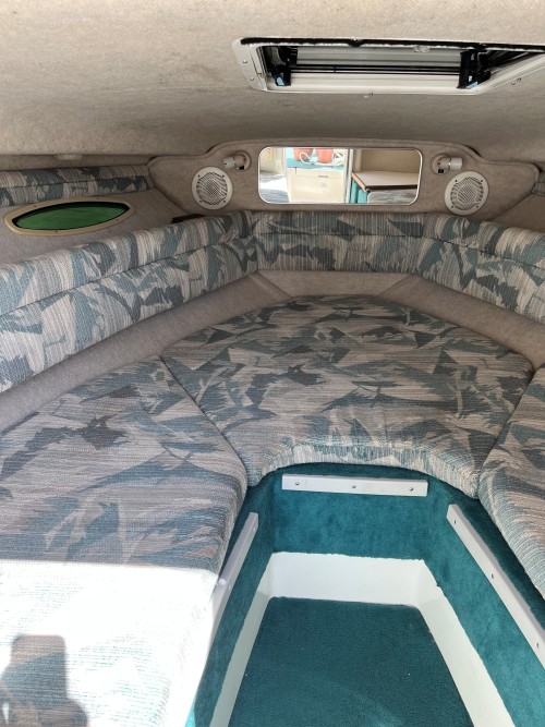 1995 SEA RAY 240 WEEKENDER W/ 7.4 L MERCRUISER I/0 W/ EAGLE TANDEM AXLE TRAILER