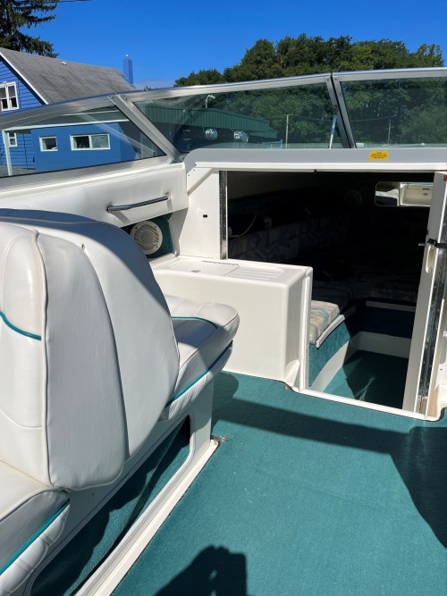 1995 SEA RAY 240 WEEKENDER W/ 7.4 L MERCRUISER I/0 W/ EAGLE TANDEM AXLE TRAILER