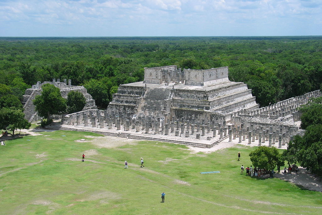   Templo de los Guerreros  (Temple of the Warriors) in Chichen Itza..  