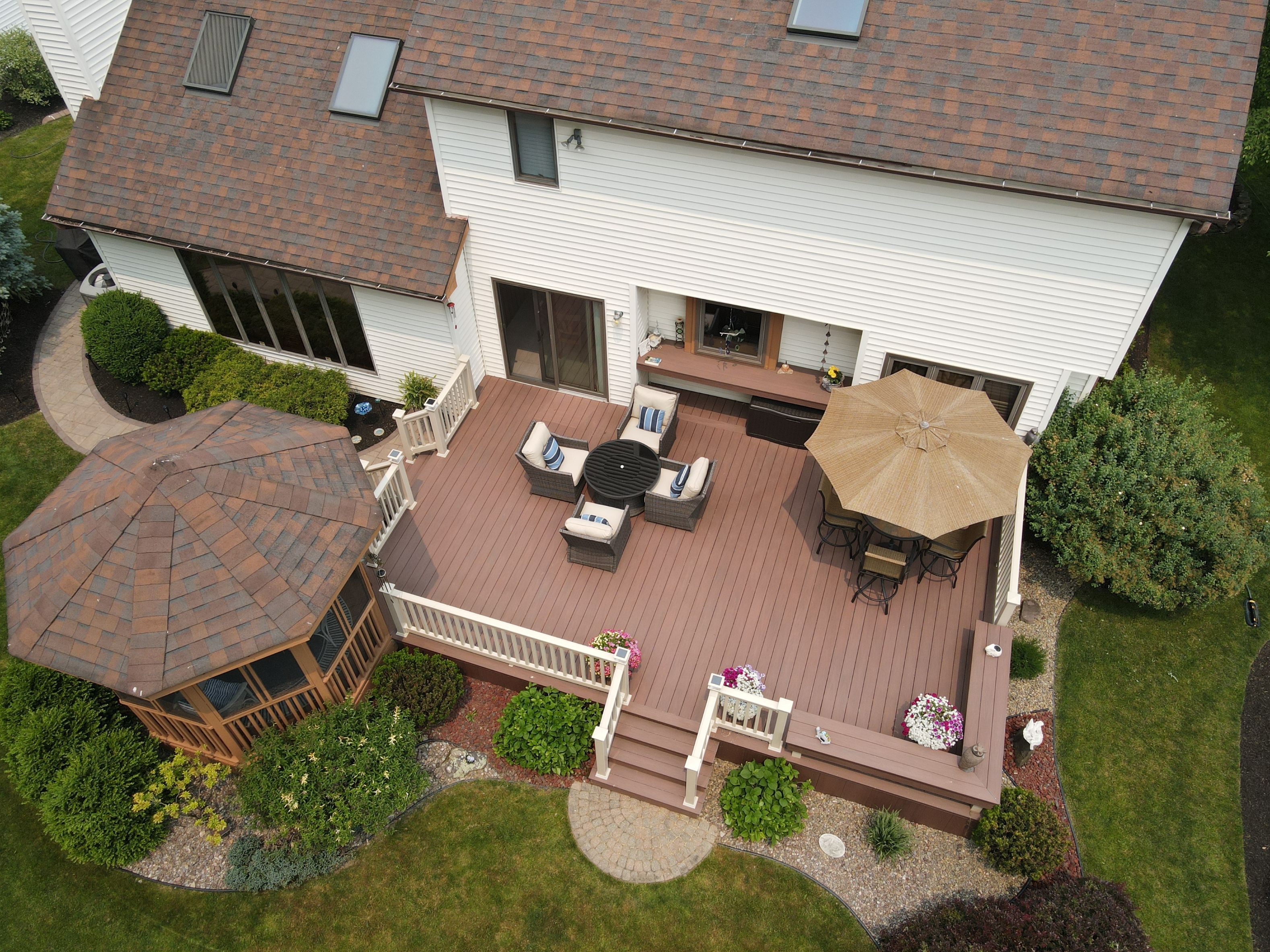 Deck Material Comparison Guide: Vinyl vs. Wood vs. Composite Decks