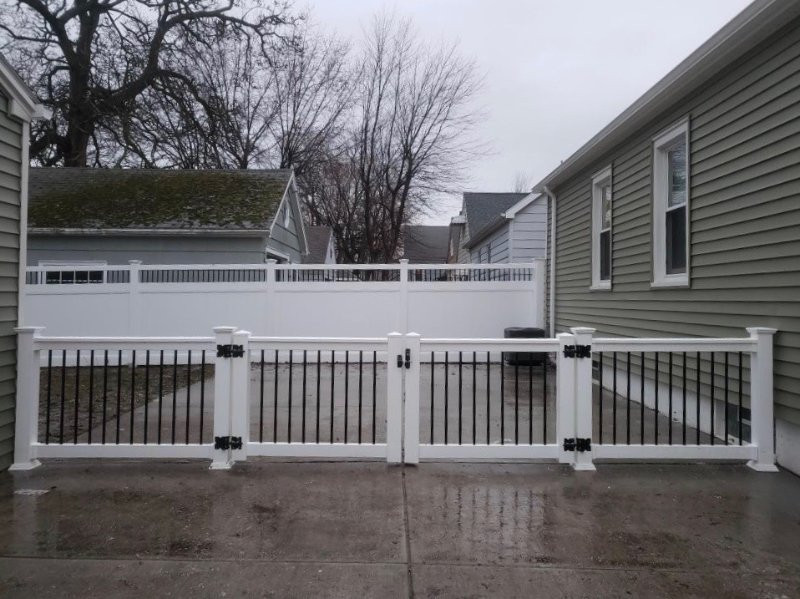 Can You Combine Metal Fencing with Vinyl Posts?